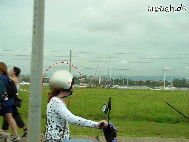 Frau mit Helm